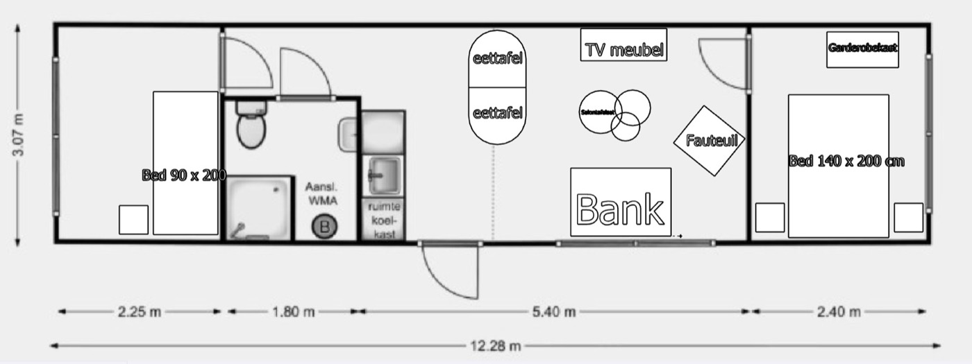 Plattegrond van de logeerwoning: links een slaapkamer met eenpersoonsbed, daarnaast de badkamer en het keukenblok, in het midden de woonkamer met eettafel, bank en tv-meubel, rechts de slaapkamer met tweepersoonsbed en kledingkast.